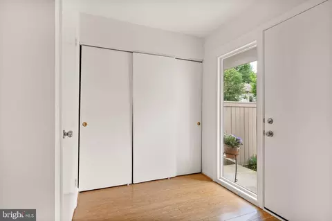 Entry Way - 11645 Newbridge Ct, Reston, VA 20191 photo 3 of 8