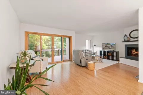 Living - 11645 Newbridge Ct, Reston, VA 20191 photo 7 of 9