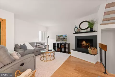 Living - 11645 Newbridge Ct, Reston, VA 20191 photo 4 of 9