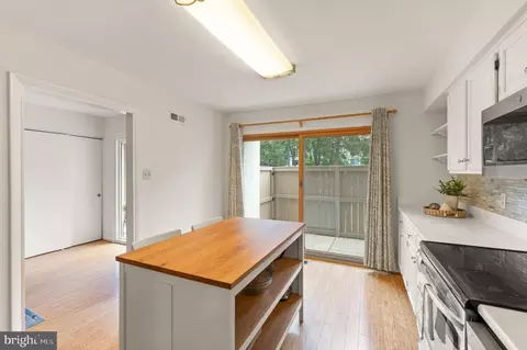 Kitchen - 11645 Newbridge Ct, Reston, VA 20191 photo 4 of 4