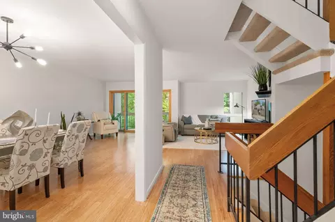 Entry Way - 11645 Newbridge Ct, Reston, VA 20191 photo 4 of 8
