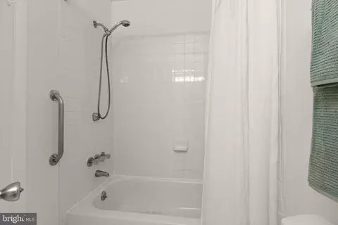 Bath - 11645 Newbridge Ct, Reston, VA 20191 photo 3 of 6