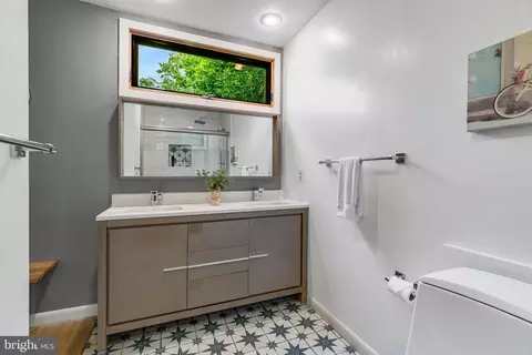 Bath - 6885 Melrose Dr, Mclean, VA 22101 photo 2 of 3