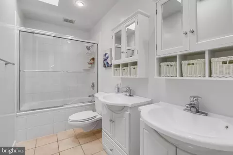 Bath - 6885 Melrose Dr, Mclean, VA 22101 photo 3 of 3