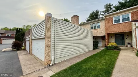 732 Hunter Ct SW, Vienna, VA 22180