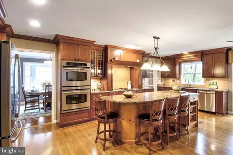 5918 Sherborn Ln, Springfield, VA 22152 photo 3