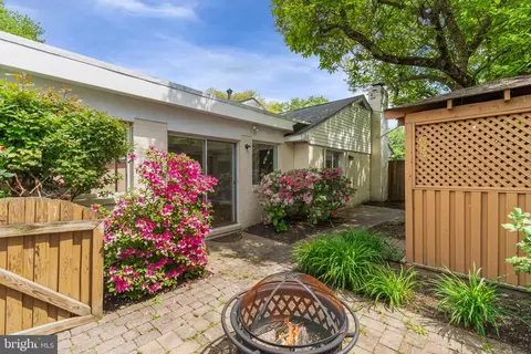 Exterior - 7024 Statendam Ct, Mclean, VA 22101 photo 10 of 11