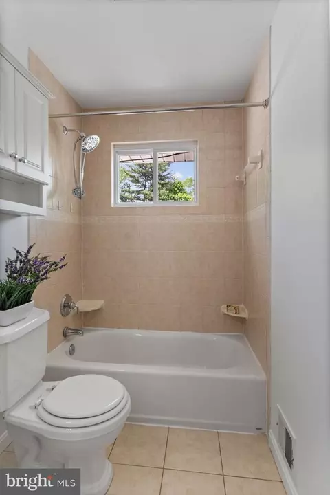 Bath - 7024 Statendam Ct, Mclean, VA 22101 photo 2 of 5