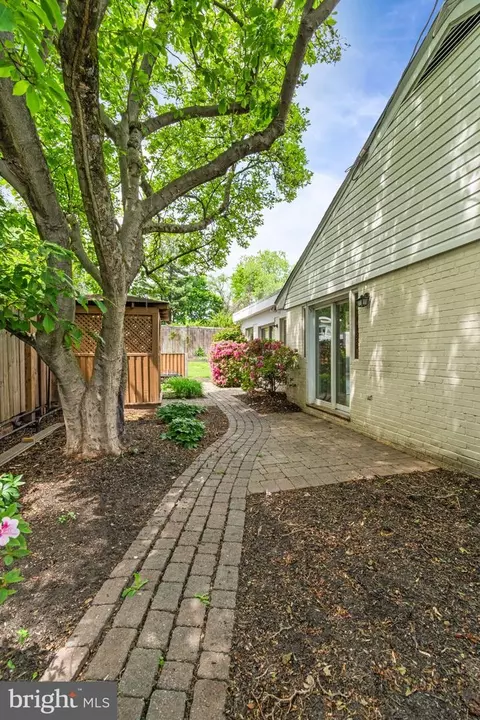 Exterior - 7024 Statendam Ct, Mclean, VA 22101 photo 11 of 11