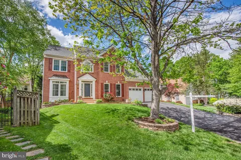 8102 Creekview Dr, Springfield, VA 22153 photo 2