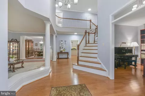 8102 Creekview Dr, Springfield, VA 22153 photo 3