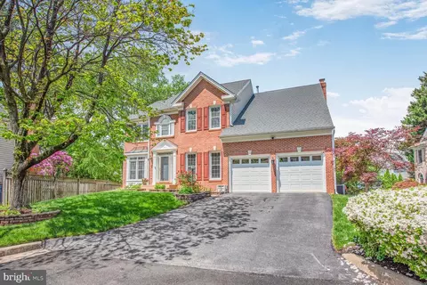 8102 Creekview Dr, Springfield, VA 22153