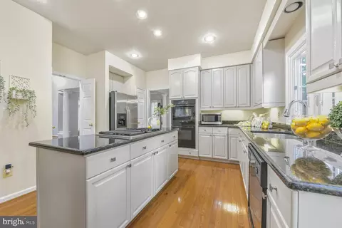 8102 Creekview Dr, Springfield, VA 22153 photo 15