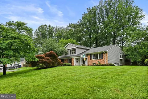 1716 Saddle Ridge Ct, Vienna, VA 22182