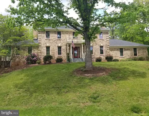 12142 Holly Knoll Cir, Great Falls, VA 22066