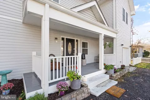 2813 Woodlawn Trl, Alexandria, VA 22306