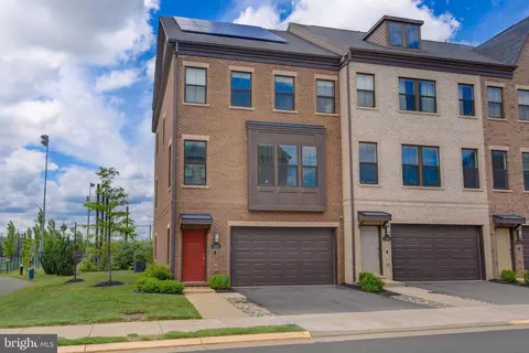 3098 Alan Shepard St, Herndon, VA 20171