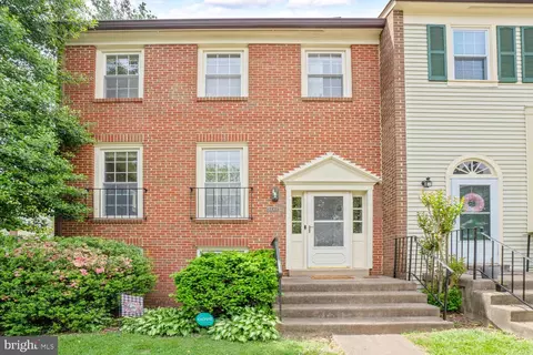 8644 Dellway Ln, Vienna, VA 22180