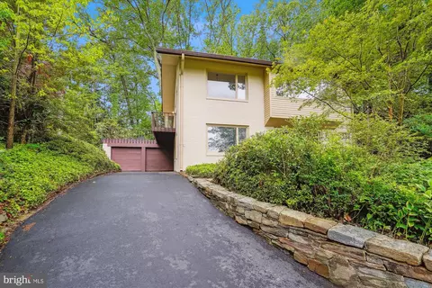 11219 S Shore Rd, Reston, VA 20190