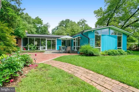 1937 Marthas Rd, Alexandria, VA 22307