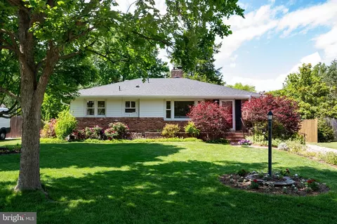 1904 Jamestown Rd, Alexandria, VA 22308