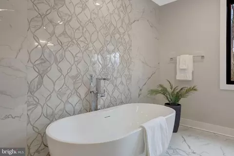 Bath - 7916 Lewinsville Rd, Mclean, VA 22102 photo 5 of 16