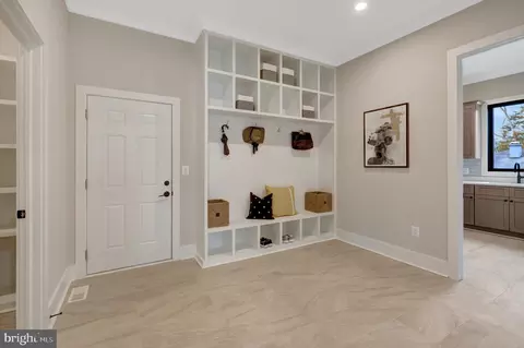 Entry Way - 7916 Lewinsville Rd, Mclean, VA 22102 photo 2 of 14