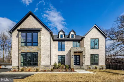 Exterior - 7916 Lewinsville Rd, Mclean, VA 22102 photo 3 of 16