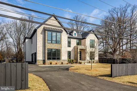 Exterior - 7916 Lewinsville Rd, Mclean, VA 22102 photo 4 of 16