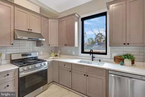 Kitchen - 7916 Lewinsville Rd, Mclean, VA 22102 photo 7 of 8