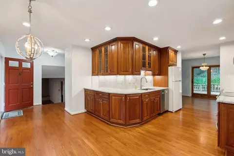 6416 Brentford Dr, Springfield, VA 22152 photo 4