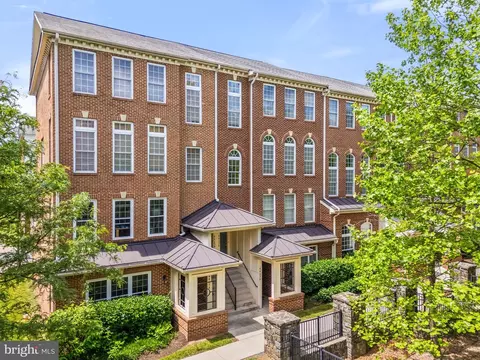 4463 B Beacon Grove Cir #702B, Fairfax, VA 22033