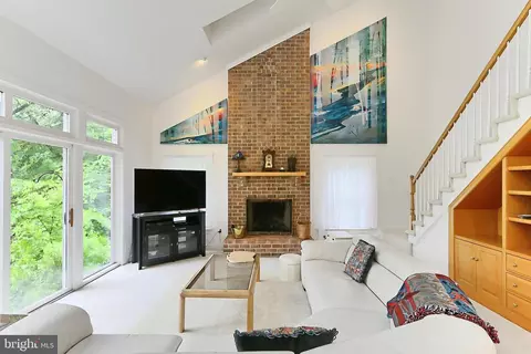 8265 Private Ln, Annandale, VA 22003