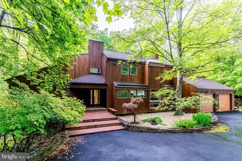 9700 Beach Mill Rd, Great Falls, VA 22066
