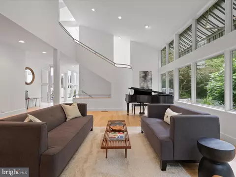10517 Sunlit Rd, Oakton, VA 22124