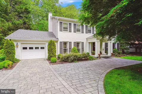 1586 Forest Villa Ln, Mclean, VA 22101