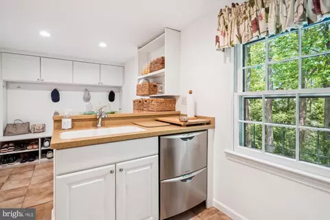 1586 Forest Villa Ln, Mclean, VA 22101 photo 14