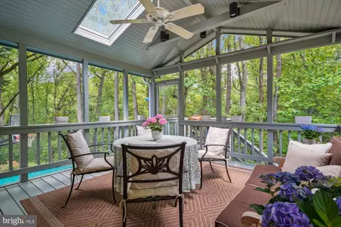 1586 Forest Villa Ln, Mclean, VA 22101 photo 12
