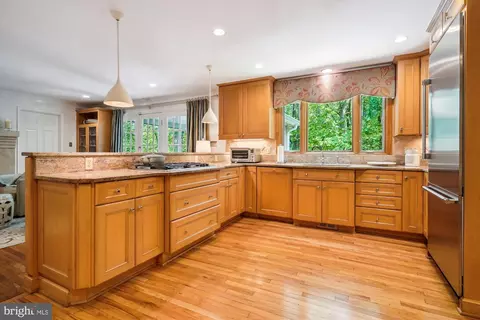 1586 Forest Villa Ln, Mclean, VA 22101 photo 9