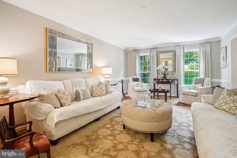1586 Forest Villa Ln, Mclean, VA 22101 photo 3