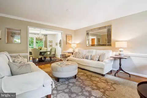 1586 Forest Villa Ln, Mclean, VA 22101 photo 4