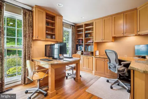 1586 Forest Villa Ln, Mclean, VA 22101 photo 16