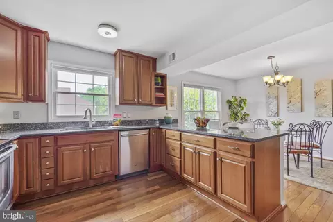 8341 Garfield Ct, Springfield, VA 22152 photo 5