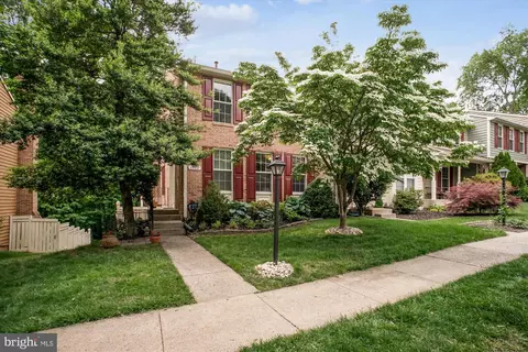 1559 Autumn Ridge Cir, Reston, VA 20194