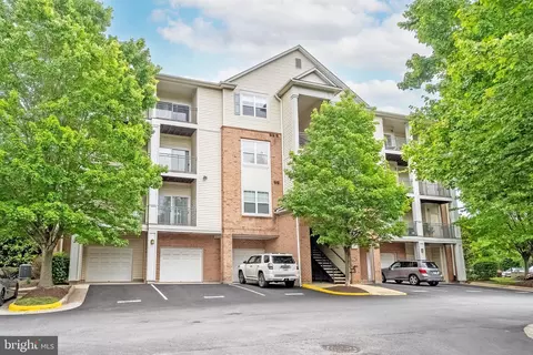 4415 Weatherington Ln #401, Fairfax, VA 22030