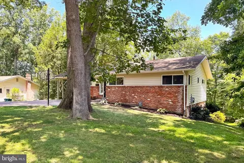 7841 Glenister Dr, Springfield, VA 22152 photo 2