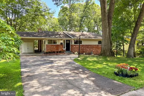 7841 Glenister Dr, Springfield, VA 22152 photo 3