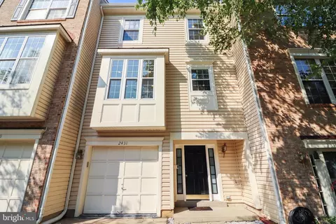 2431 Clover Field Cir, Herndon, VA 20171