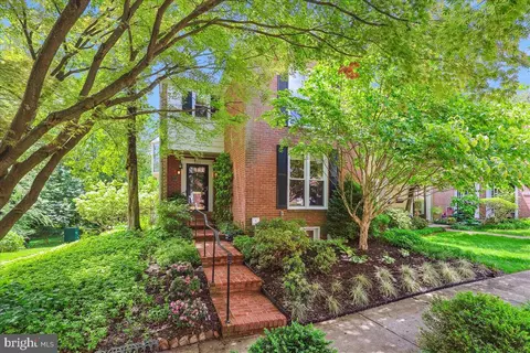 2073 Hopewood Dr, Falls Church, VA 22043