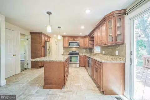 8078 Athena St, Springfield, VA 22153 photo 3